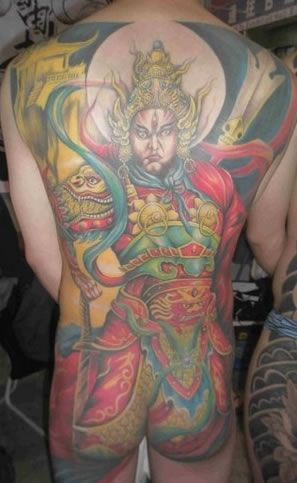 点击大图看下一张：后背上浓色二郎神君纹身图案