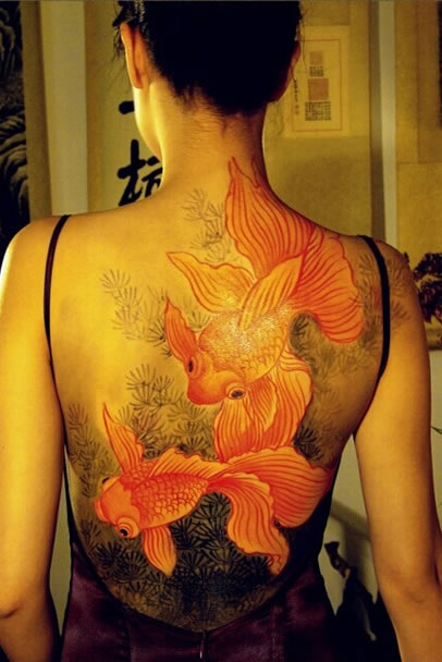 点击大图看下一张：女生后背彩色的金鱼纹身图案