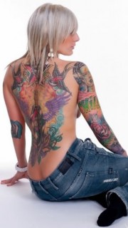 美女后背上飞翔的彩绘燕子纹身图片
