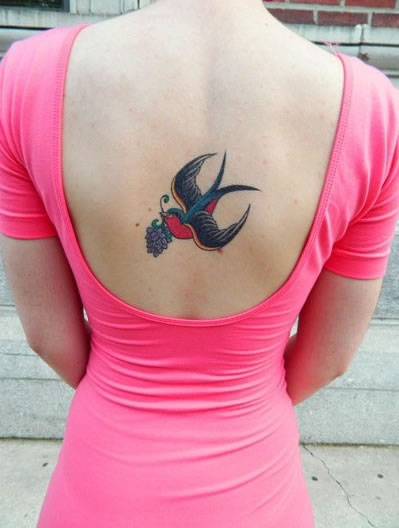点击大图看下一张：美女背部彩绘燕子纹身图片