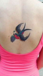 美女背部彩绘燕子纹身图片