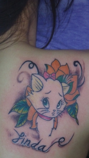 美女后背上乖巧的小猫咪纹身图案
