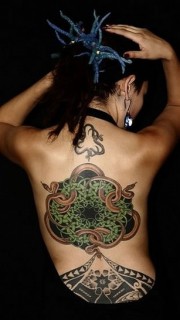 女性背部蛇图腾纹身图案