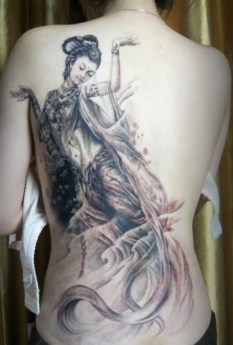 点击大图看下一张：女生后背素色古典美女纹身图案