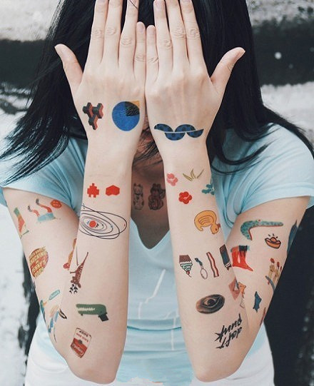 点击大图看下一张：女生手臂彩色可爱卡通另类纹身