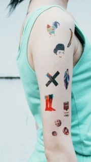 女生手臂彩色卡通涂绘个性纹身
