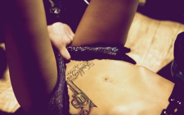 点击大图看下一张:欧美女生腹部手枪狂野纹身