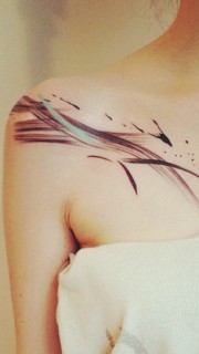 女生颈部彩色创意涂鸦纹身