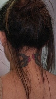 美女后颈漂亮的燕子纹身图案