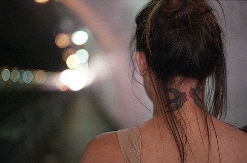 点击大图看下一张：美女后颈漂亮的燕子纹身图案
