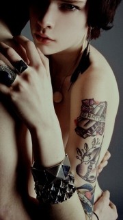 欧美女生手臂彩色图腾个性纹身
