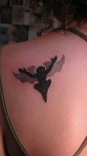 女生背部个性蝙蝠侠黑白纹身
