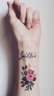 手腕非常漂亮的花朵英文纹身图案