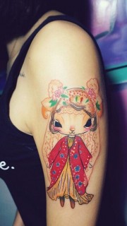 美女手臂上可爱的洋娃娃纹身图案