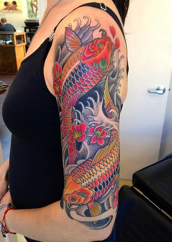 点击大图看下一张：时尚绚丽的鲤鱼花臂纹身