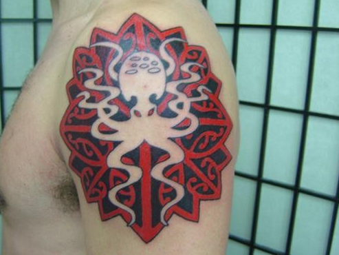 点击大图看下一张：男性手臂章鱼图腾纹身