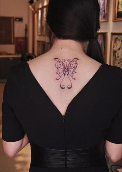 点击大图看下一张：美女后背蝴蝶纹身