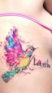 女孩子身上一只漂亮的小鸟纹身