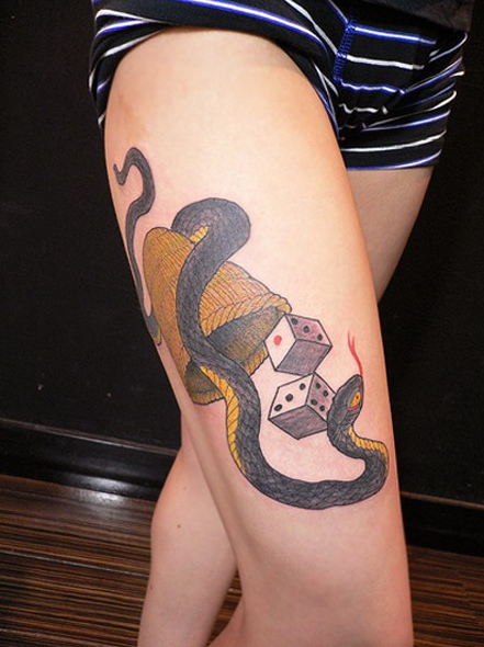 点击大图看下一张：女性腿部超级有个性的蛇纹身