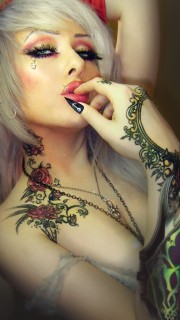 美女颈部漂亮的玫瑰纹身图案