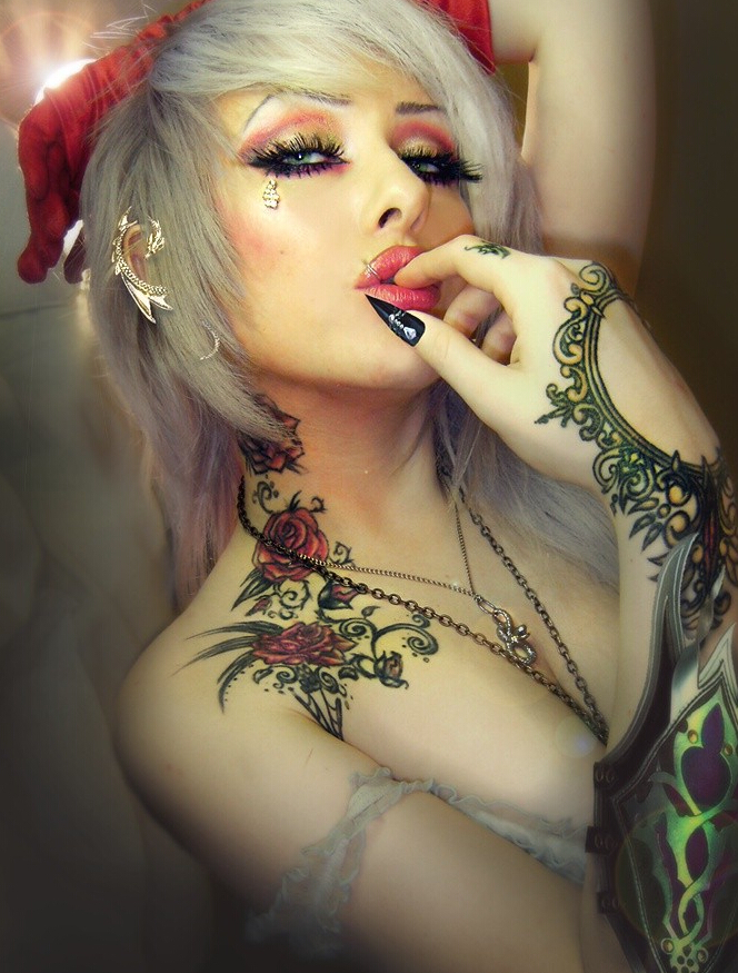 点击大图看下一张：美女颈部漂亮的玫瑰纹身图案
