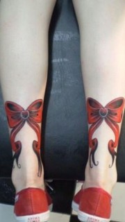 腿部红色的蝴蝶结纹身
