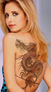 欧美美女背部中国龙纹身