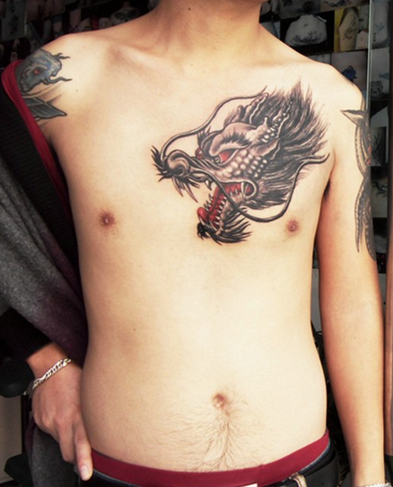 点击大图看下一张：男生胸部经典霸气龙头纹身
