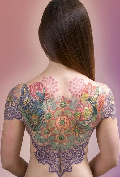 点击大图看下一张：女性满背好看的蝴蝶花朵纹身