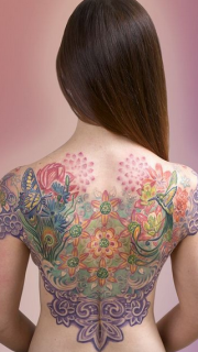 女性满背好看的蝴蝶花朵纹身