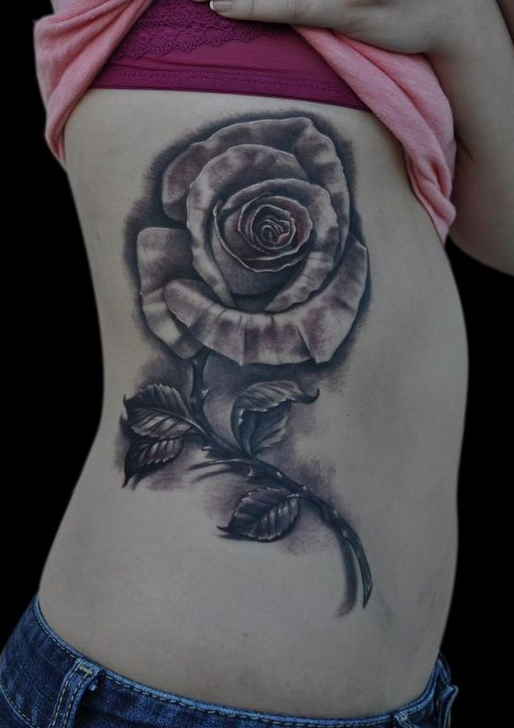 点击大图看下一张：腰上漂亮的3d玫瑰纹身
