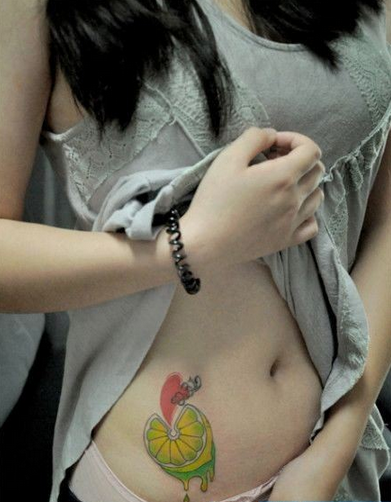 点击大图看下一张：美女腹部一幅柠檬纹身图片