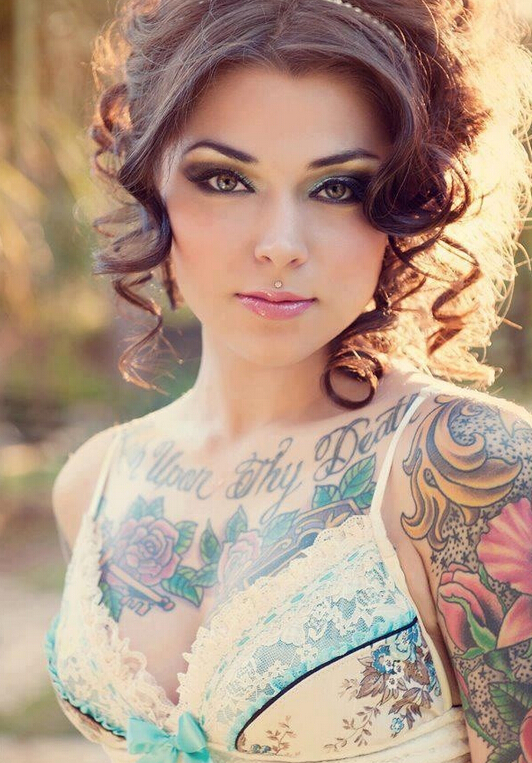点击大图看下一张：国外美女胸部花纹题材纹身