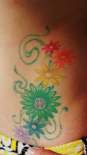 美女腹部好看的彩色雏菊纹身图片