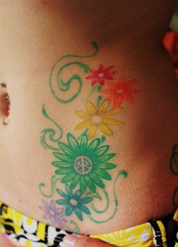 点击大图看下一张：美女腹部好看的彩色雏菊纹身图片
