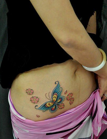 点击大图看下一张：美女腹部漂亮的彩色蝴蝶与樱花纹身图片
