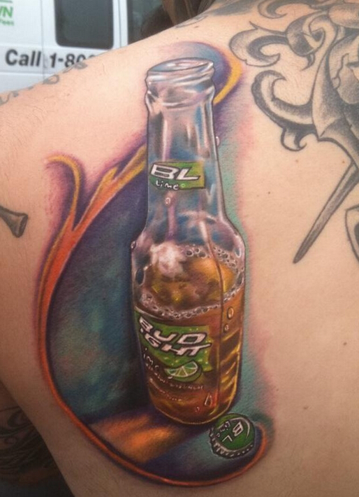 点击大图看下一张：背部个性啤酒瓶纹身