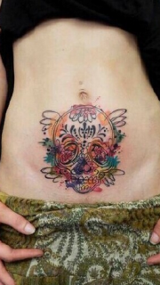 女性腹部个性的骷髅头纹身