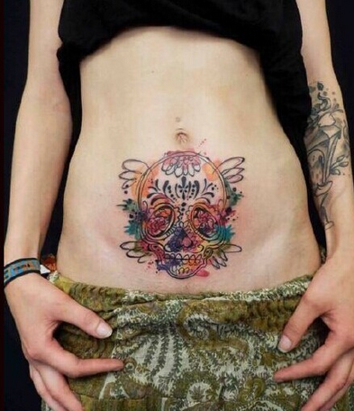 点击大图看下一张：女性腹部个性的骷髅头纹身