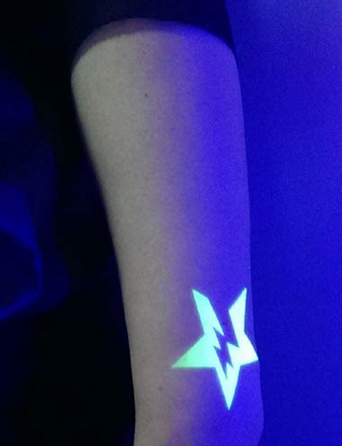 点击大图看下一张：手臂上会发光的星星