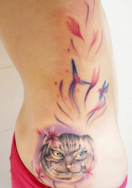 点击大图看下一张：腰上可爱的喵星人纹身图案