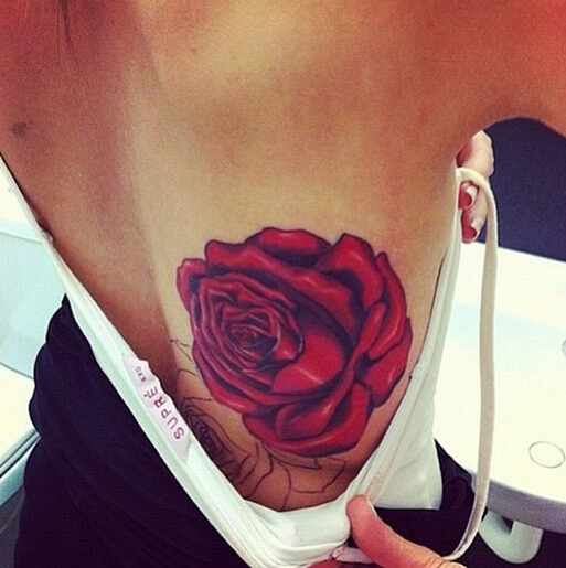 点击大图看下一张：美女后背鲜艳的玫瑰纹身