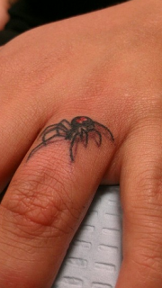手指上逼真的3D蜘蛛纹身