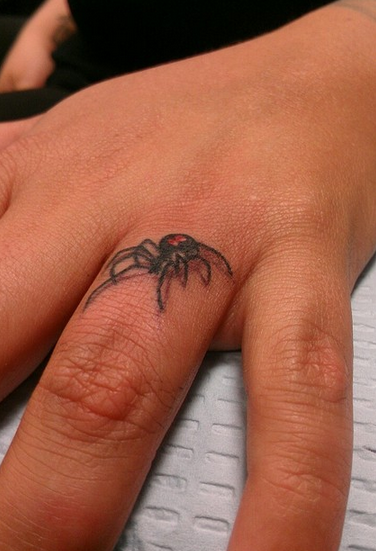 点击大图看下一张：手指上逼真的3D蜘蛛纹身
