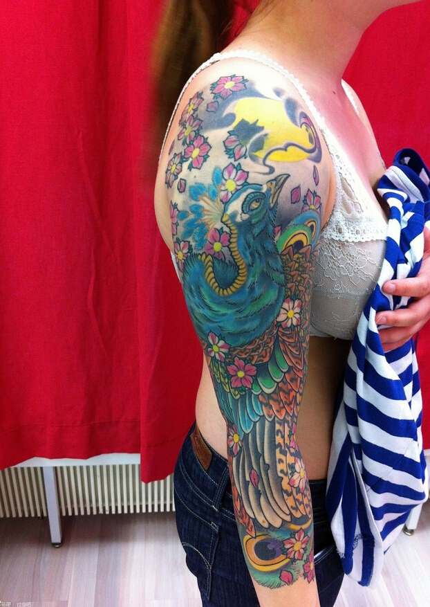 点击大图看下一张：女性漂亮的花臂孔雀纹身