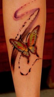 腿部彩色水墨蝴蝶纹身图案