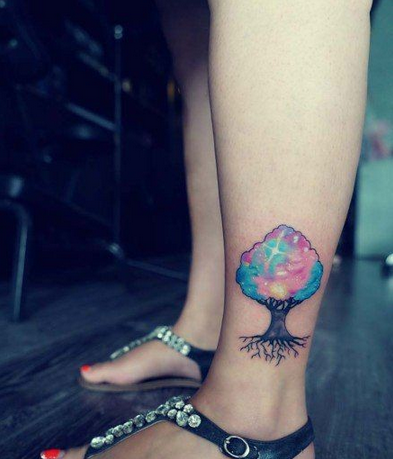 点击大图看下一张：女性脚踝彩色星空树纹身图案