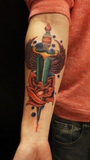 个性手臂剑刺玫瑰时尚纹身图案