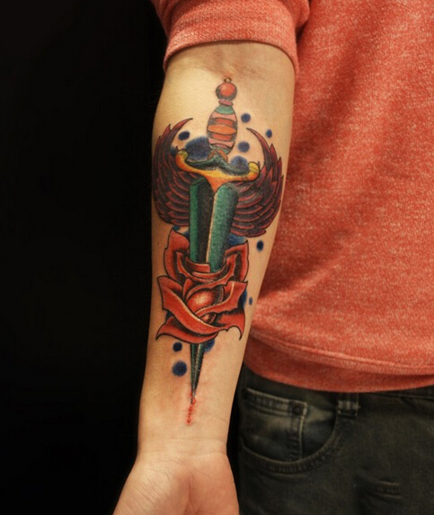 点击大图看下一张：个性手臂剑刺玫瑰时尚纹身图案