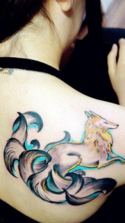 美女肩背上潮流的九尾狐纹身图片